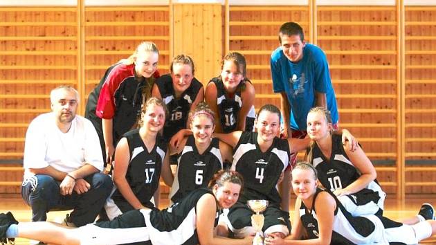 Basketbalový tým děvčat z Bruntálu vedený trenérem Dalimilem Morysem.