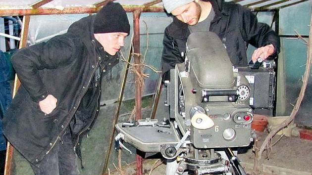 Štáb režiséra Tomáše Kleina právě natáčí úvodní znělku pro festival Krrr! Tentokrát jsou námětem lidé se zvláštním vztahem ke kamerám a promítačkám. Minulý týden například natáčeli scénu, jak lze pečovat o archaickou filmovou techniku ve skleníku.