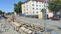 Výkopové práce na náměstí Hrdinů provází generální rekonstrukci parovodů tepláren Veolia Energie. Od 12. do 30. června si práce vyžádají úplnou uzavírku frekventované Jesenické ulice mezi dvěma kruhovými objezdy v centru Krnova. 31. května 2023