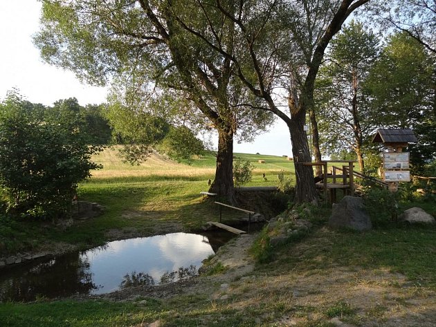 Odpočinek u studánky.