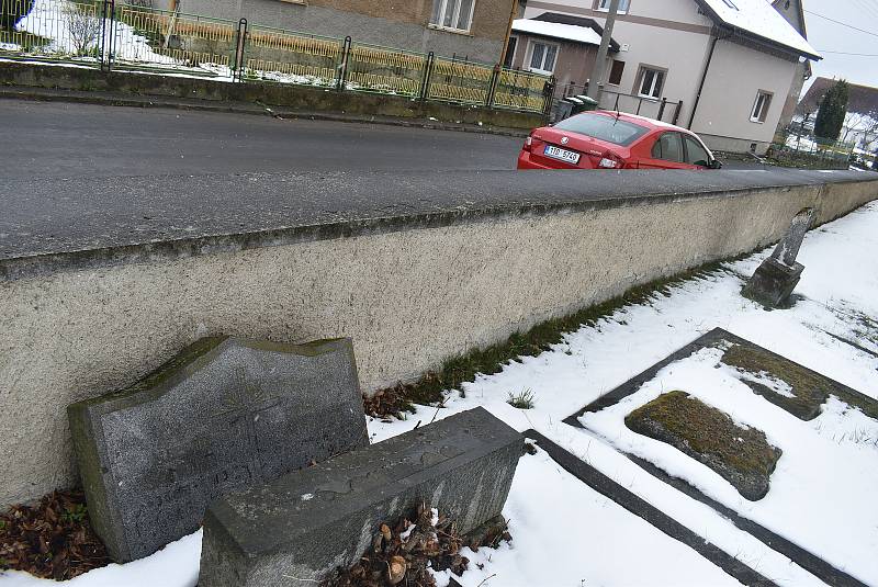 K Lichnovu  (Lichten) patří také místní část Dubnice  (Taubnitz).