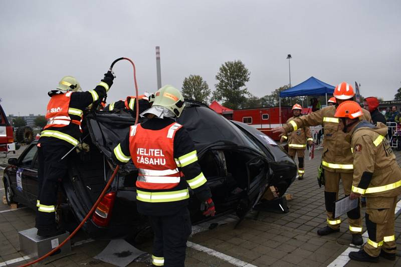 Dobrovolní hasiči z Vrbna pod Pradědem reprezentovali Moravskoslezský kraj v celorepublikové soutěži ve vyprošťování  osob z vraku auta. Foto: Andrea Martínková