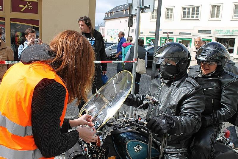 Holky a mašiny se nabízely k obdivování pod rozkvetlými třešněmi na náměstí Míru v Bruntále při sobotní motorkářské akci Vítání jara.