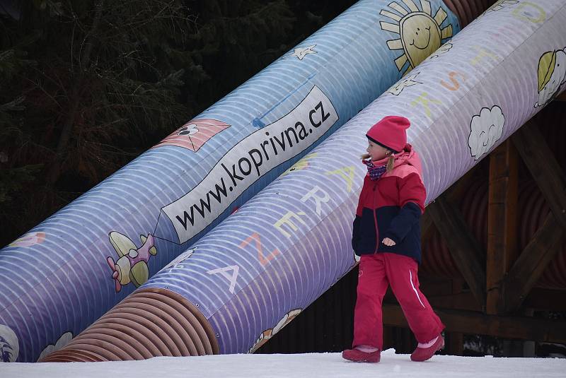 Tažení lyžařů za rolbou je zimní sport známý jako „rolba skijöring“. Děti v Kopřivné této zábavě říkají rolbavláček. Může to být také alternativní doprava lyžařů na kopec, když je  zavřený vlek i lanovka.