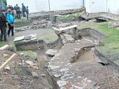 Hroby a pohřební krypty s klenbou letos archeologové odkryli kolem zdí krnovského kostela sv. Martina. Pozůstatky hřbitova zrušeného při josefských reformách začínají hned pod drnem.