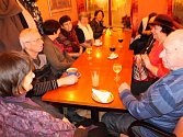 Seniors Club se pravidelně nepravidelně schází v bruntálské cukrárně na náměstí Míru nad sklenkou kávy, vína i džusu.