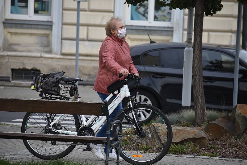 Krnované 21. října 2020 poctivě nasadili roušky a respirátory. Stávají se běžnou součástí výbavy také u cyklistů.