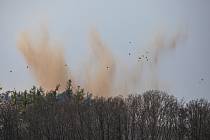 Odpal nevybuchlé letecké pumy z období druhé světové války v obci Sosnová na Opavsku. Nález si vyžádal uzavření a evakuaci obce, 1. května 2021.
