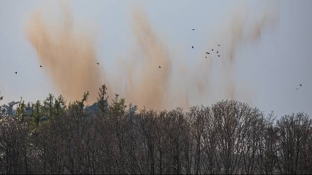 Ilustrační foto. Takto z dálky vypadal odpal letecké pumy z období druhé světové války v obci Sosnová, květen 2021.