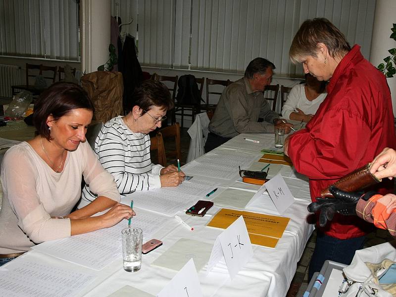 Vzhledem k vyššímu počtu obyvatel bylo ve volebních místnostech v Bruntále poněkud rušněji, než tomu bylo na vesnicích, kde nikdo nepřišel volit i několik hodin.