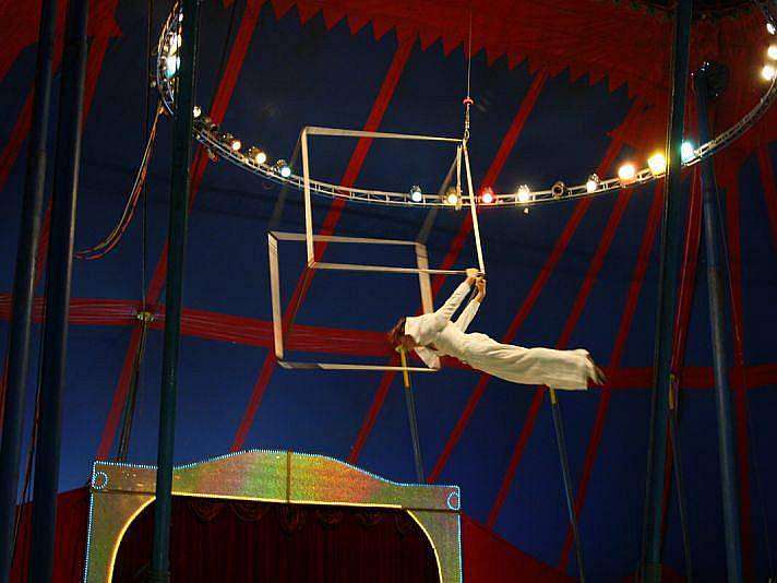 Cirkusy obvykle hostují pouze ve větších městech, kde je nejvíc potenciálních diváků. O to víc si této atrakce váží v menších obcích. Rodinný cirkus Cramer se vydal potěšit diváky Albrechticka a Jindřichovska.