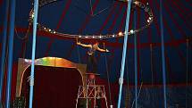 Cirkusy obvykle hostují pouze ve větších městech, kde je nejvíc potenciálních diváků. O to víc si této atrakce váží v menších obcích. Rodinný cirkus Cramer se vydal potěšit diváky Albrechticka a Jindřichovska.