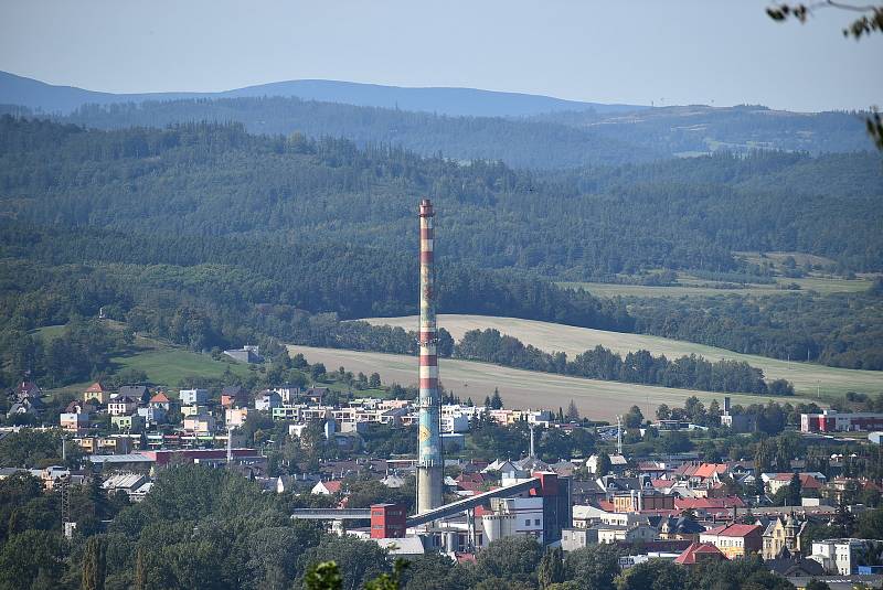 Na Cvilíně bylo v sobotu pořádně živo. Fanoušci povzbuzovali běžce do schodů, a svatebčané vítali ženicha s nevěstou na traktoru.