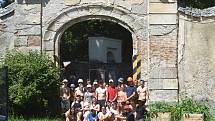 V Janovicích u Rýmařova se belgičtí skauti pustili do oprav zdi v areálu Harrachova zámeckého pivovaru. Léto 2022.