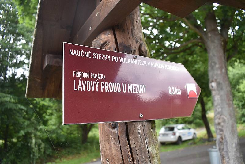 Turisty láká do Meziny Lávový proud, který vytvořila Venušina sopka, i ten dřevěný, který vyřezal František Nedomel z modřínu.