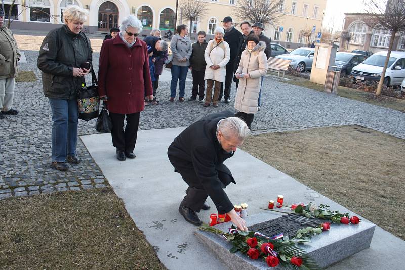 Komunisté se podílí na jednáních o vládě. Máme se bát o demokracii? O tom diskutovali ti, kdo v Krnově přišli uctít oběti komunistického režimu.