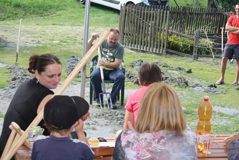 Vidlácké hry v Lichnově letos představily kromě tradičních disciplín přinesly také novinky jako práce s rycími vidlemi v sedě nebo na čas.