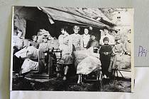 Žáci školy v Leskovci nad Moravicí se zapojili do brigády sběrem starého papíru. Fotografie pochází z archivu obce Leskovec nad Moravicí.
