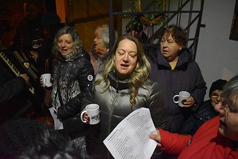 Do akce Česko zpívá koledy ze zapojili 7. prosince 2022 i občané Třemešné, kteří se sešli v maličké kapličce v Rudíkovech.