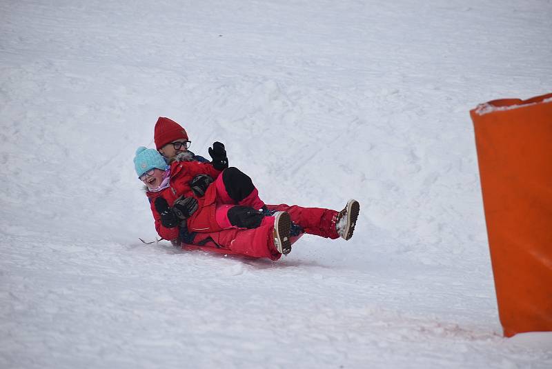 Vlekaři v Jeseníkách stále zasněžují  a příroda jim pomáhá. Ski areál Kopřivná v Malé Morávce zahájí zimní sezonu v pátek 10.12. v 18 hodin večerním lyžováním.