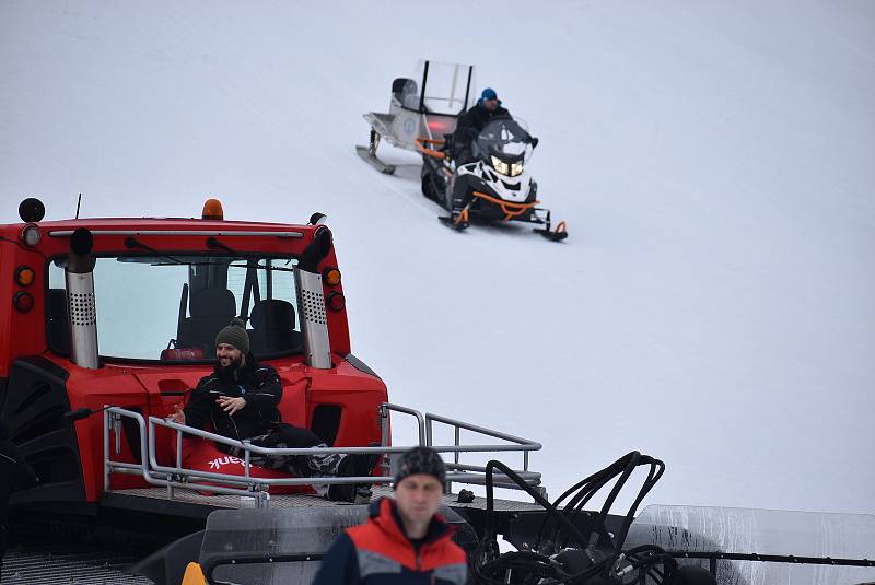 Tažení lyžařů za rolbou je zimní sport známý jako „rolba skijöring“. Děti v Kopřivné této zábavě říkají rolbavláček. Může to být také alternativní doprava lyžařů na kopec, když je  zavřený vlek i lanovka.