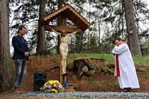 Obnovený kříž na Poštovní cestě požehnal vrbenský farář Miroslav Hanák - 21. května 2023.