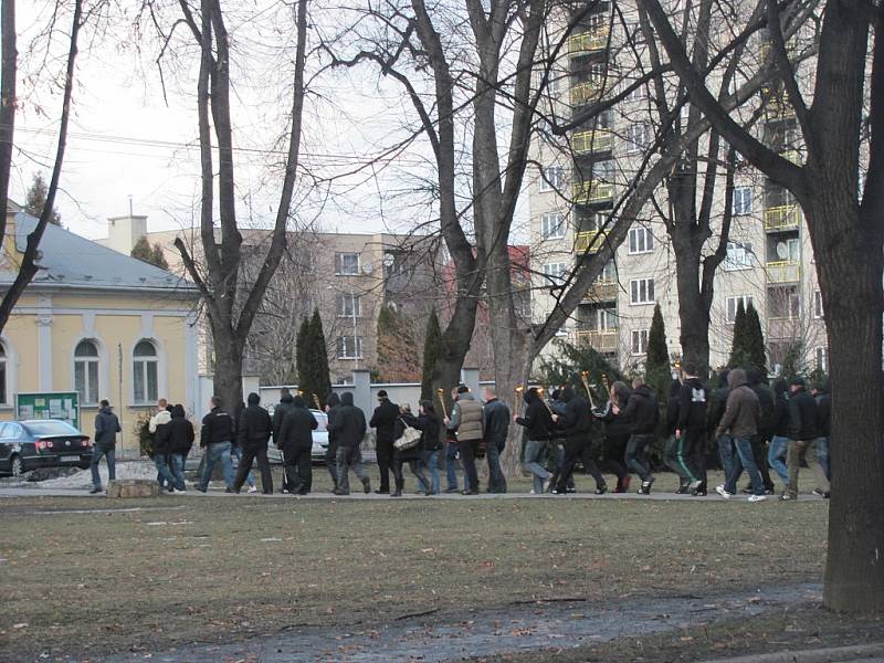 Krnovem v sobotu 25. února prošel tradiční průvod pravocových radikálů s pochodněmi, kteří tímto způsobem vzpomínají na své tragicky zesnulé kamarády marečka a Friedela, kteří nešťastnou náhodou před pár lety zahynuli při požáru. Zatímco v předchozích let