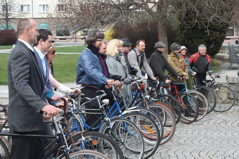 Jízda na starožitných kolech si našla fanoušky také v Krnově.