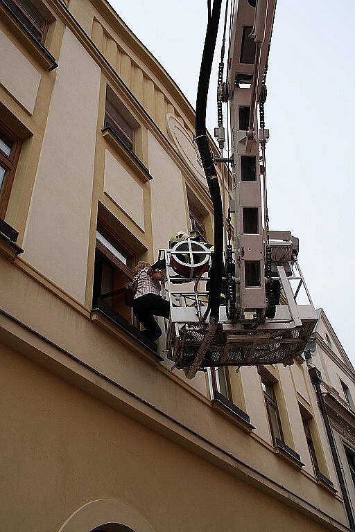 Náhodné kolemjdoucí na krnovském náměstí zaskočila hasičská technika, dým stoupající z budovy městského úřadu a evakuace lidí. Naštěstí to bylo pouze hasičské cvičení. 