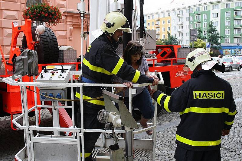 Náhodné kolemjdoucí na krnovském náměstí zaskočila hasičská technika, dým stoupající z budovy městského úřadu a evakuace lidí. Naštěstí to bylo pouze hasičské cvičení. 