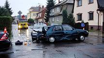 Nehoda na křižovatce. Tři automobily se srazily dopoledne v Krnově. Při nehodě byla vážně zraněna jedna žena, kterou musel přepravit vrtulník do Fakultní nemocnice v Ostravě.  