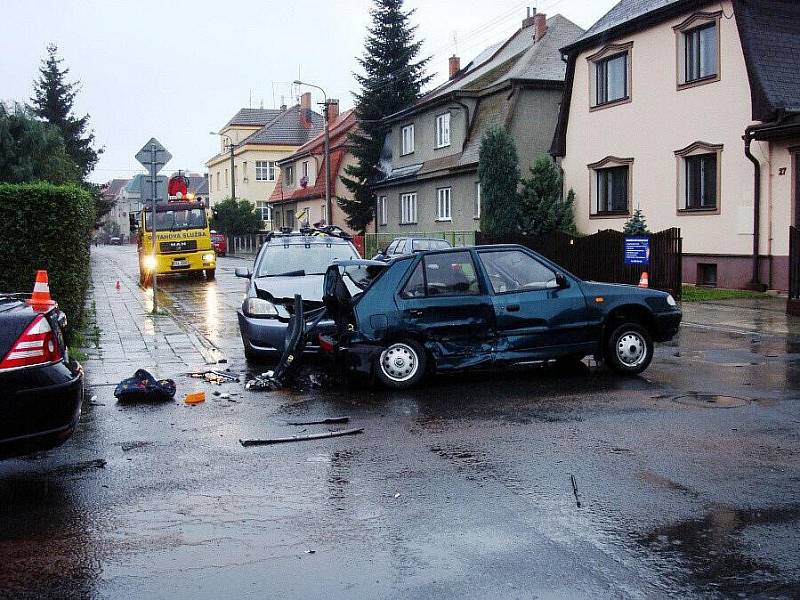 Nehoda na křižovatce. Tři automobily se srazily dopoledne v Krnově. Při nehodě byla vážně zraněna jedna žena, kterou musel přepravit vrtulník do Fakultní nemocnice v Ostravě.  