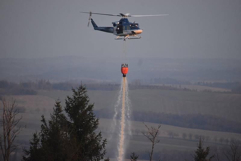 Lesní požár vypukl v překrásné přírodě Nízkého Jeseníku. Hasiči zasahovali přímo na svahu nejvyšší hory Slunečná (800 m n.m.) 23. dubna 2022.