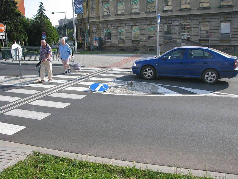 Vyvrácená značka, křižovatka Revoluční a Květné ulice.