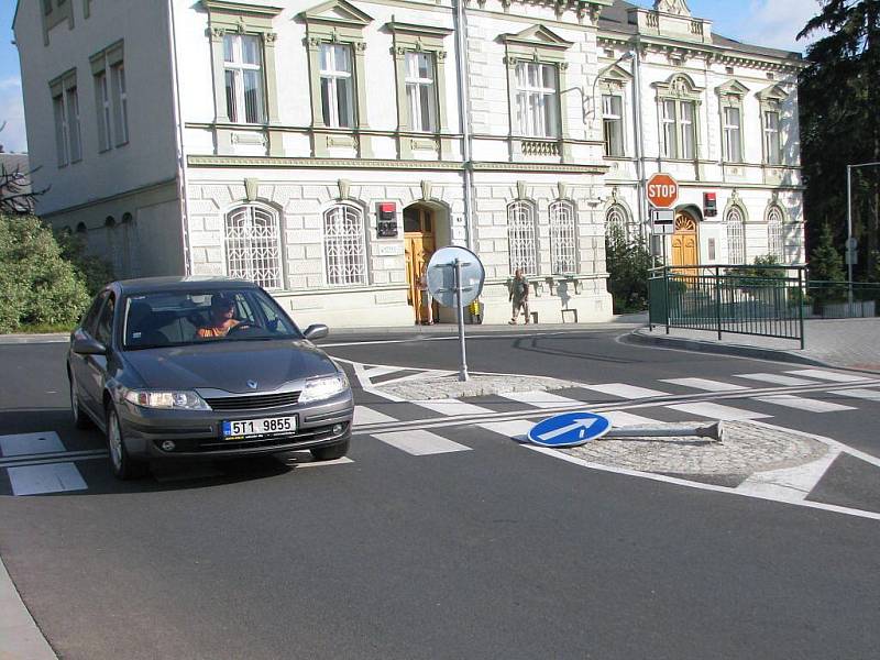 Vyvrácená značka, křižovatka Revoluční a Květné ulice.