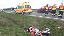 Hromadná nehoda osobního auta a tří motorek se stala dnes odpoledne na Bruntálsku. Dva motorkáři utrpěli lehčí poranění, třetí je zraněn těžce.