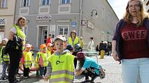 Studentům patřilo v pátek 15. května centrum Bruntálu. Zejména těm, kteří si pořídili vlastní pokrývku hlavy, protože šlo o Kloboukový majáles.