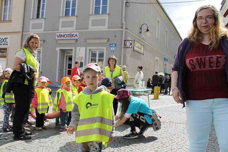 Studentům patřilo v pátek 15. května centrum Bruntálu. Zejména těm, kteří si pořídili vlastní pokrývku hlavy, protože šlo o Kloboukový majáles.