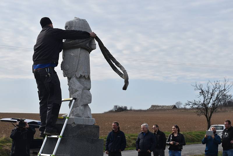 V Hlince před mnoha lety vandal změnil památník padlým  na Bezhlavého rytíře. V restaurátorské dílně rytířovi vrátí tvář, aby se zase stal důstojnou pietou.