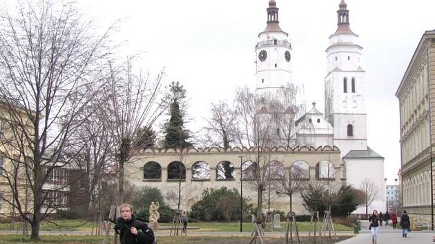 Věže kostela svatého Martina pozná každý Krnovák, ale jen hrstka vyvolených je viděla také zevnitř. Už v srpnu budou věže zpřístupněny, včetně vyhlídkového ochozu a bytu věžníka, který je raritou tohoto kostela.