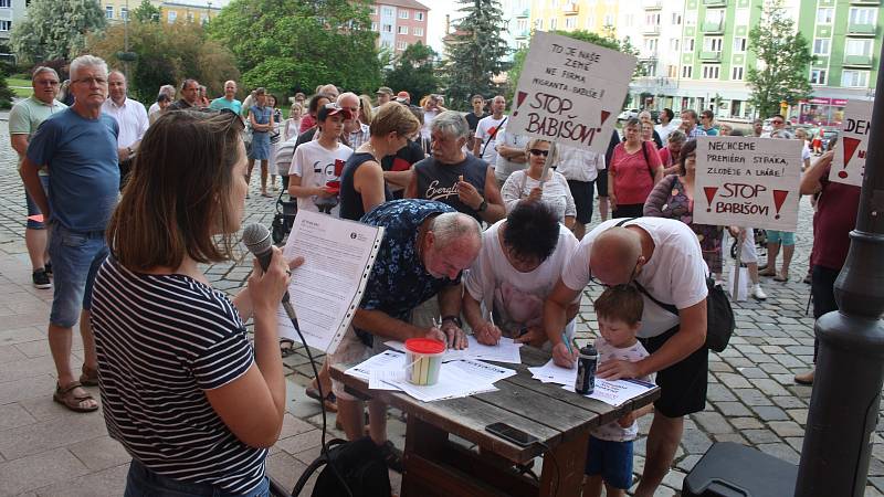 Demonstrace za nezávislou justici a proti vládě 11. června v Krnově.