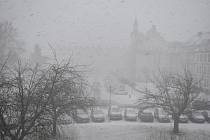 Stačilo pár minut intenzivního sněžení, a Krnov už je zase celý bílý. 20. ledna 2022