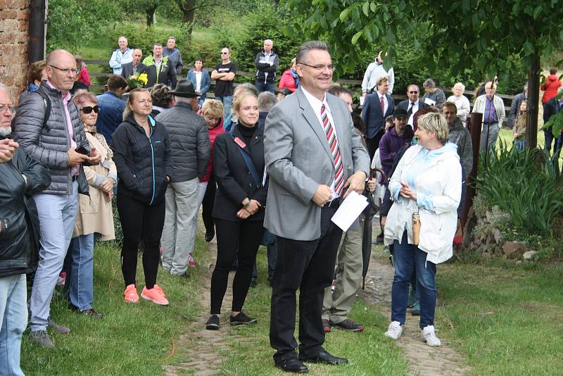 Byl to dojemný okamžik, když se v roce 2018 Češi a Němci setkali v Dívčím Hradě u památníků padlých. Společně oslavili konec první světové války před sto lety.