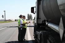 Policisté na frekventovaných tazích kontrolovali také řidiče nákladních automobilů. 