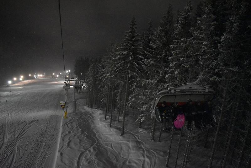 Skiareál Kopřivná v pátek večer zažil poslední jízdu nejmodernější vyhřívané lanovky. Od soboty všechny lanovky definitivně zastavilo vládní nařízení.