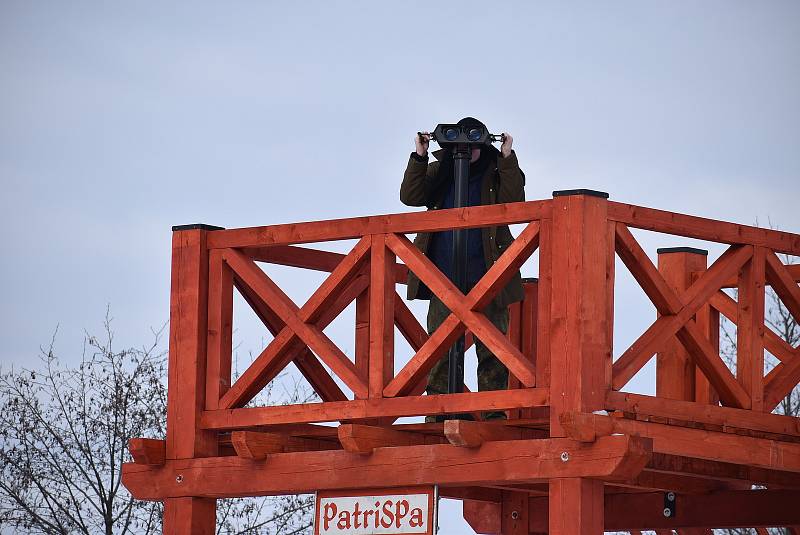 Binokulární dalekohled na nové rozhledně nápadně připomíná hrdinu filmu Číslo 5 žije. Kousek od rozhledny je Švédský sloup. Únor 2021.