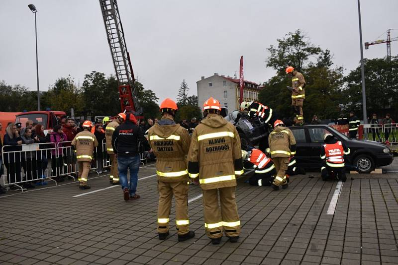 Dobrovolní hasiči z Vrbna pod Pradědem reprezentovali Moravskoslezský kraj v celorepublikové soutěži ve vyprošťování  osob z vraku auta. Foto: Andrea Martínková