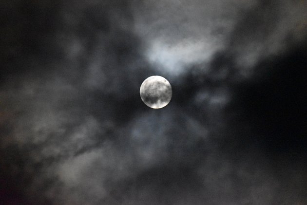 Na Osoblažsku o víkendu byly ideální podmínky pro pozorování bobřího mikroúplňku. Měsíc a řídká oblačnost vytvořily na obloze fascinující show.
