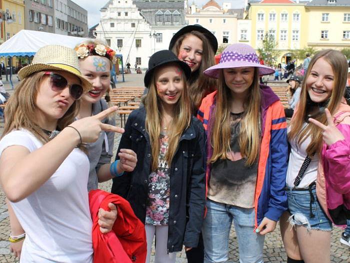 Studentům patřilo v pátek 15. května centrum Bruntálu. Zejména těm, kteří si pořídili vlastní pokrývku hlavy, protože šlo o Kloboukový majáles.