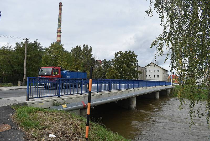 Řeka Opava tentokrát převedla zvýšené průtoky centrem Krnova bez problémů.